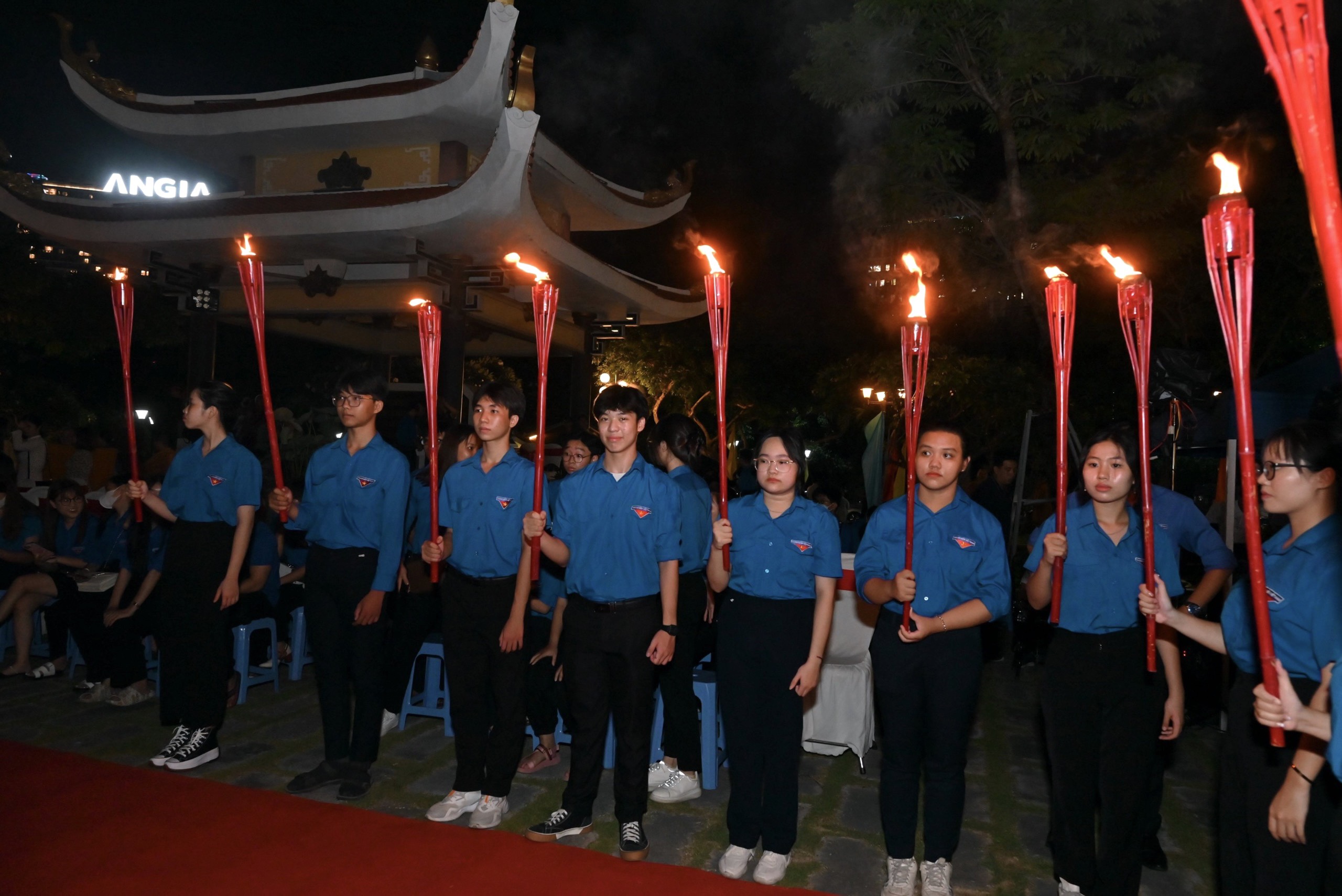 Đoàn viên thanh niên thắp nến tri ân các anh hùng liệt sỹ.