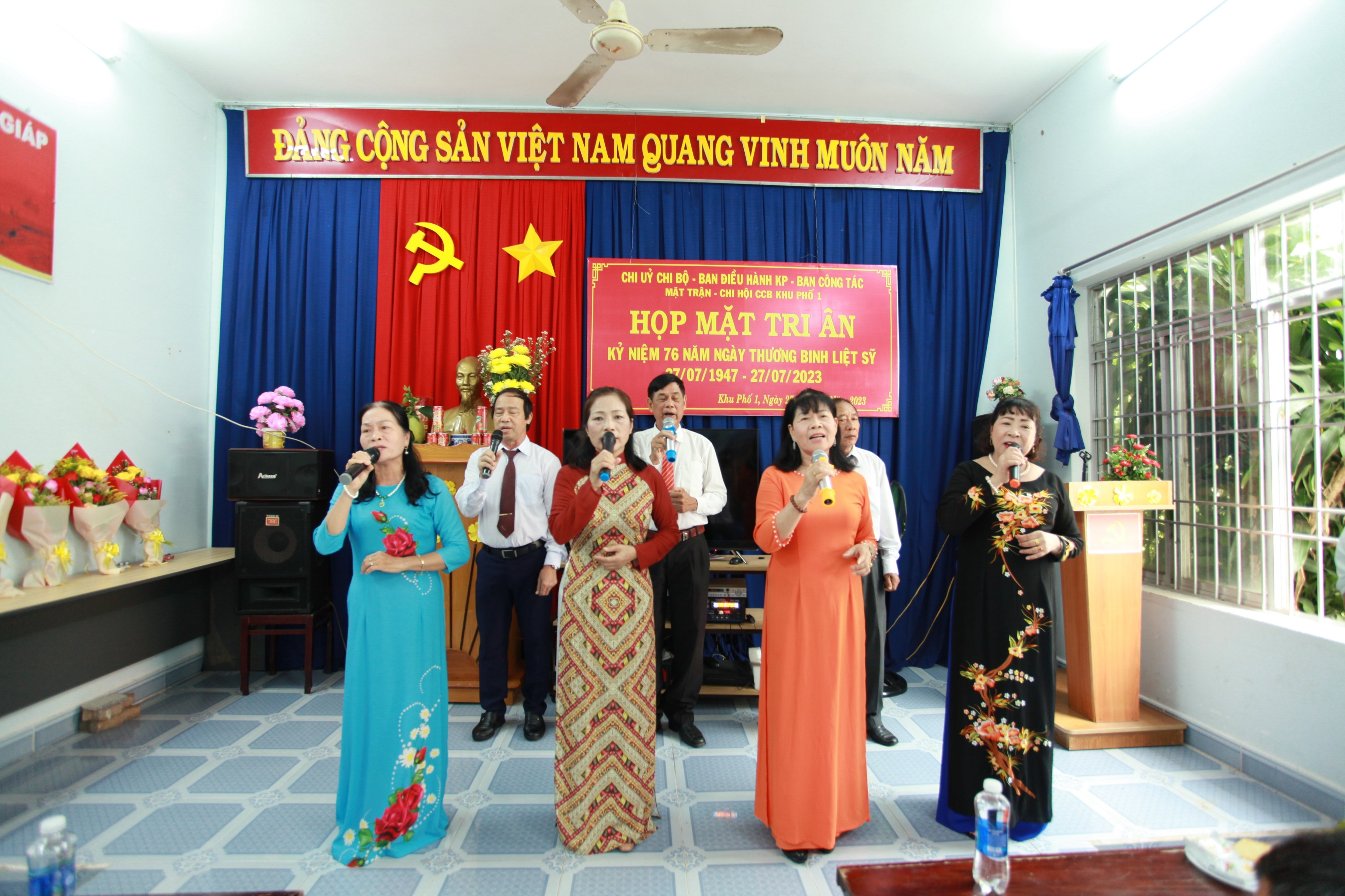 Tiết mục văn nghệ ca ngợi quê hương, đất nước tại buổi họp mặt.