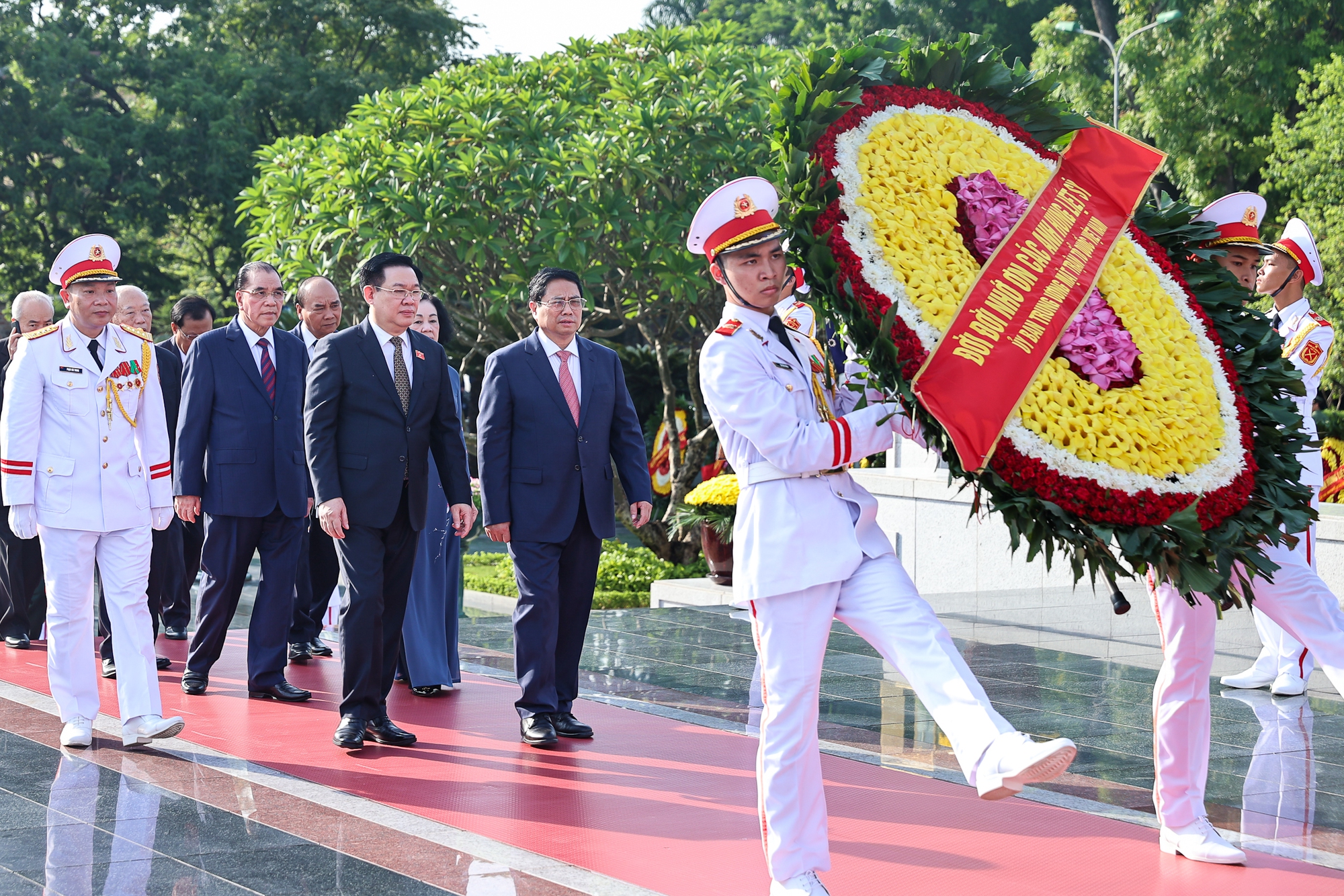 Đoàn đại biểu Ban Chấp hành Trung ương Đảng, Quốc hội, Nhà nước, Chính phủ,  Ủy ban Trung ương MTTQ Việt Nam đặt vòng hoa, dâng hương tưởng niệm  các Anh hùng liệt sĩ. 