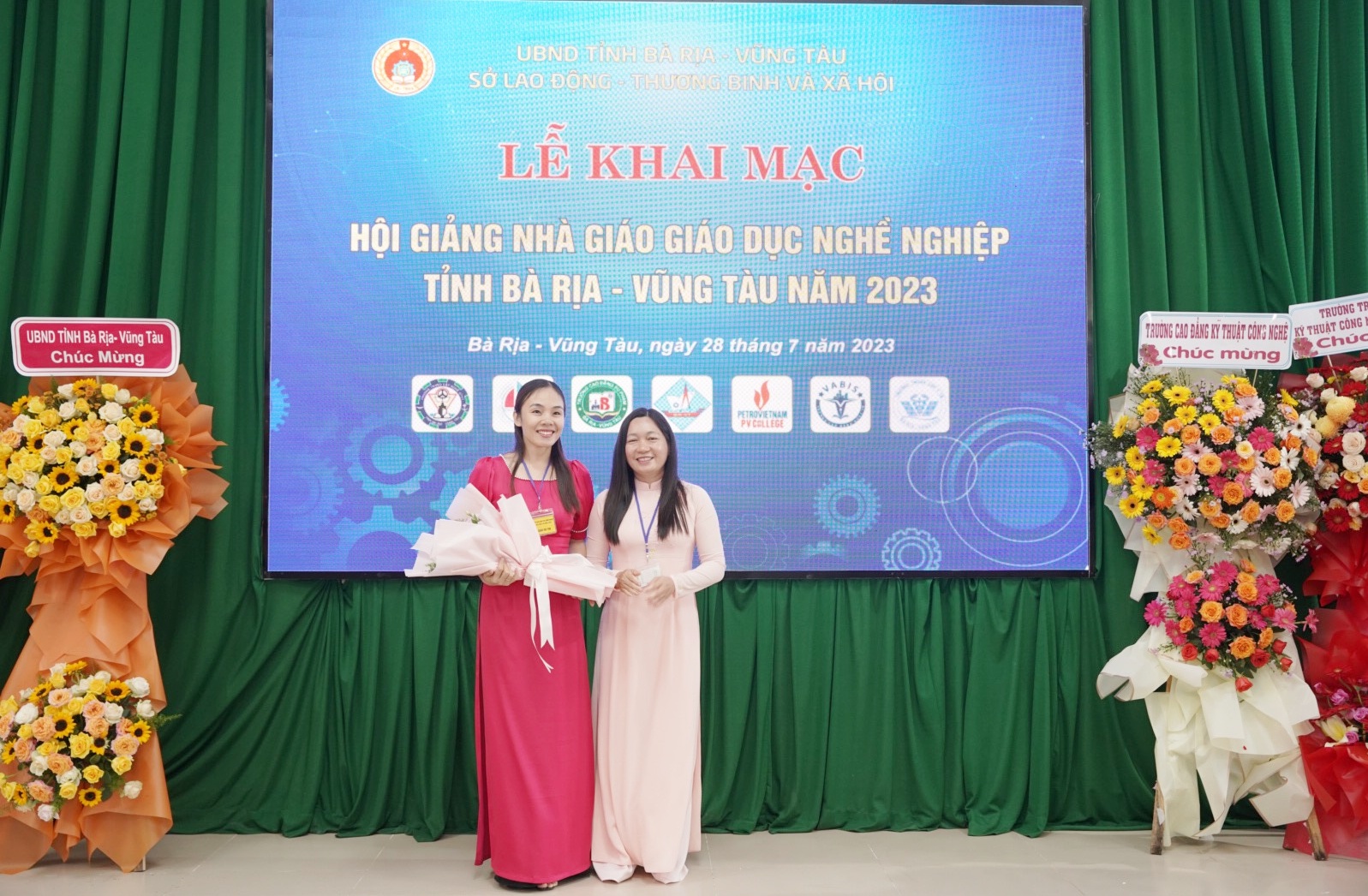 Bà Trương Huỳnh Như, Hiệu trưởng Trường CĐ Kỹ thuật Công nghệ Bà Rịa-Vũng Tàu tặng hoa chúc mừng đại diện nhà giáo tham gia hội giảng