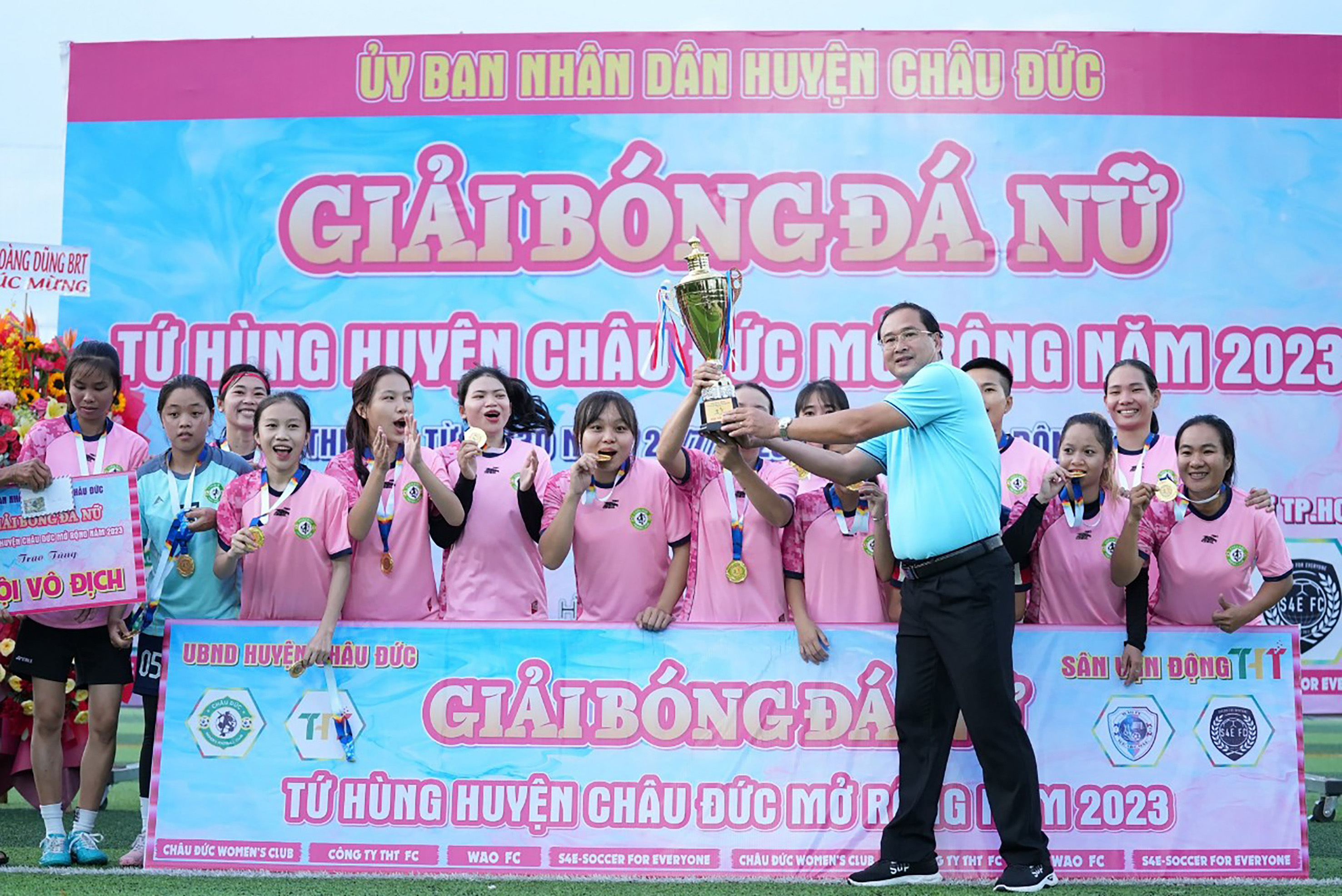 Chủ tịch UBND huyện Châu Đức trao Cup vô địch cho Châu Đức Wonmen's Club.