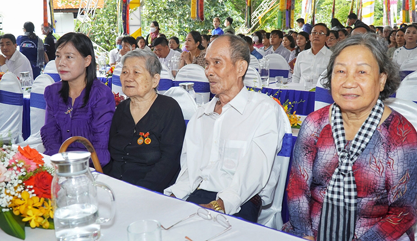 Bà Nguyễn Thị Mỹ (bìa phải), Chủ tịch Hội người tù kháng chiến tỉnh tham dự Lễ truy niệm các Anh hùng liệt sĩ, chiến sĩ cách mạng và đồng bào yêu nước đã hy sinh tại Côn Đảo sáng 17/7/2023. Ảnh: BẢO KHÁNH