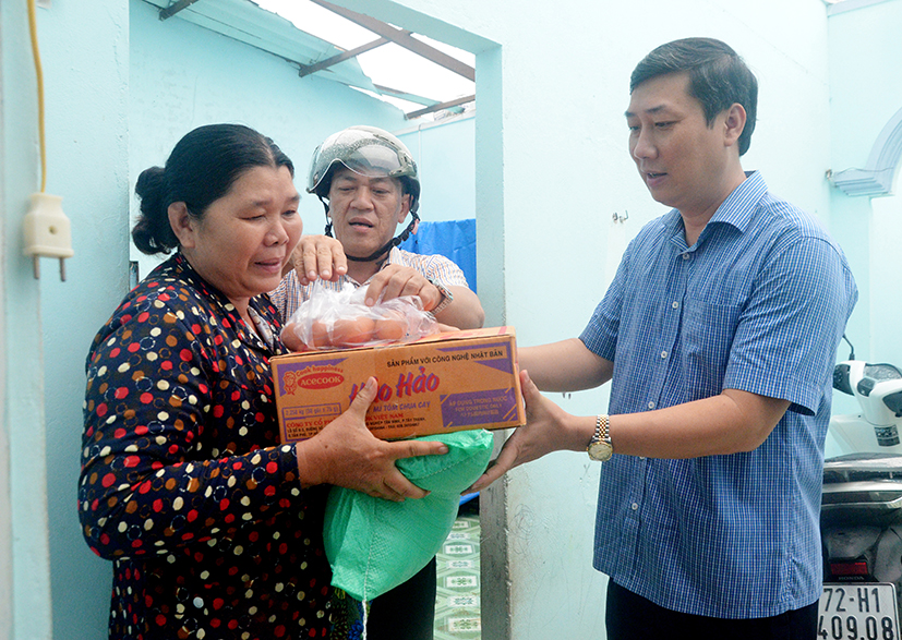 Lãnh đạo huyện Đất Đỏ trao tặng lương thực, thực phẩm cho các hộ dân KP Phước Thới, thị trấn Đất Đỏ có nhà bị tốc mái sau cơn lốc sáng 30/7.