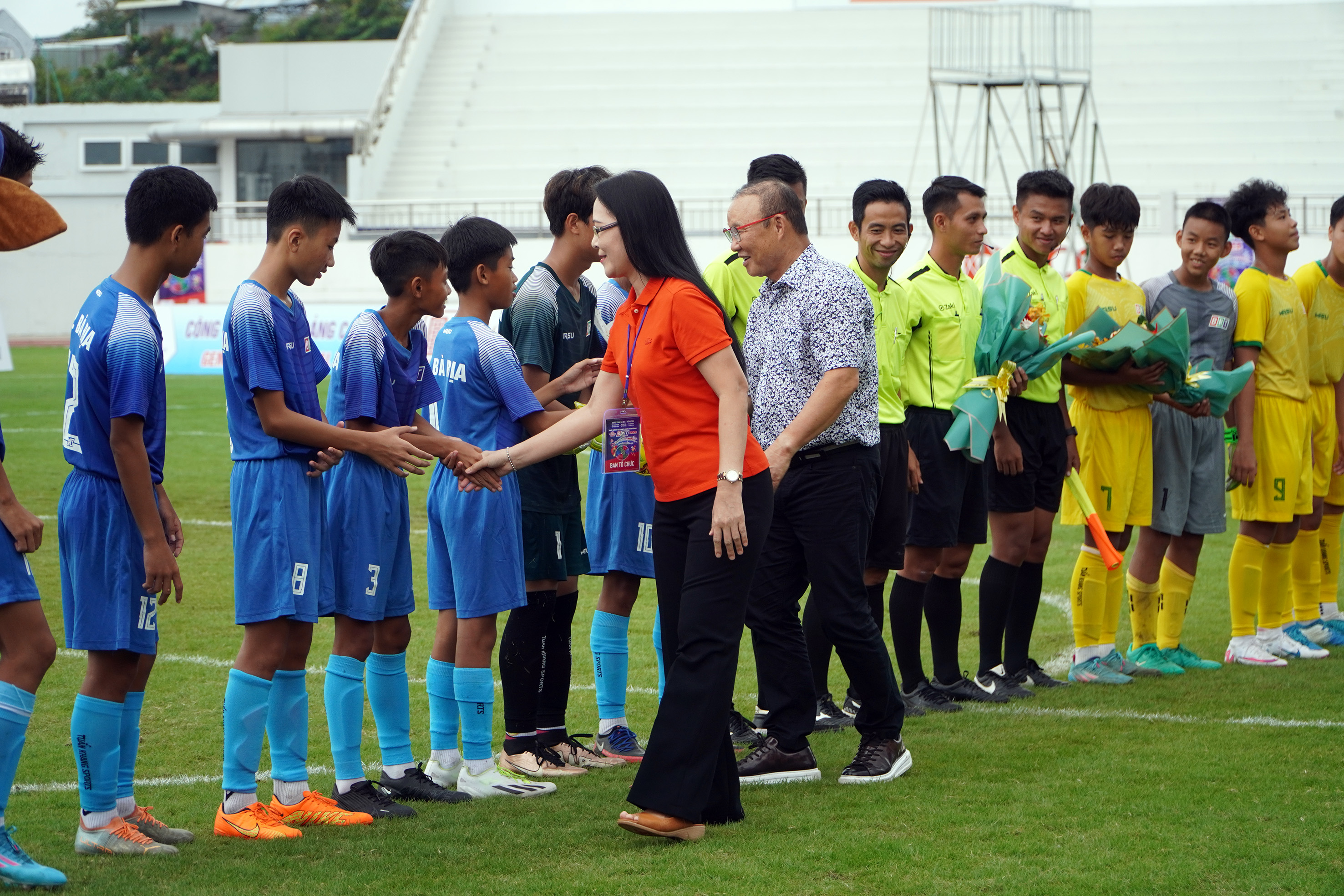 Ông Park Hang Seo và bà Trần Ngọc Thân, Giám đốc Đài PT-TH tỉnh tặng hoa chúc mừng cầu thủ U13 trước trận chung kết.