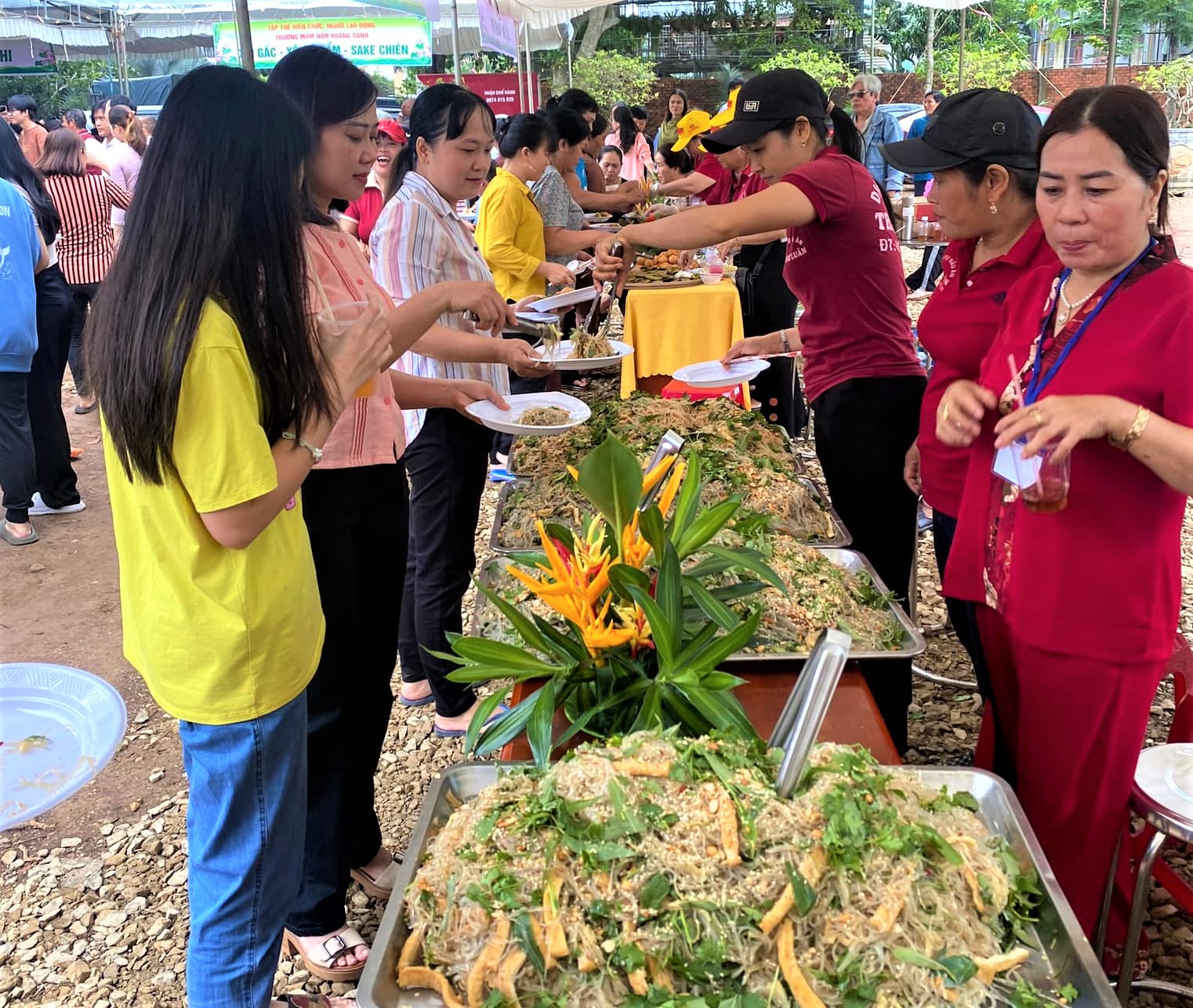 Người dân lựa chọn, thưởng thức món ăn chay tại các gian hàng.