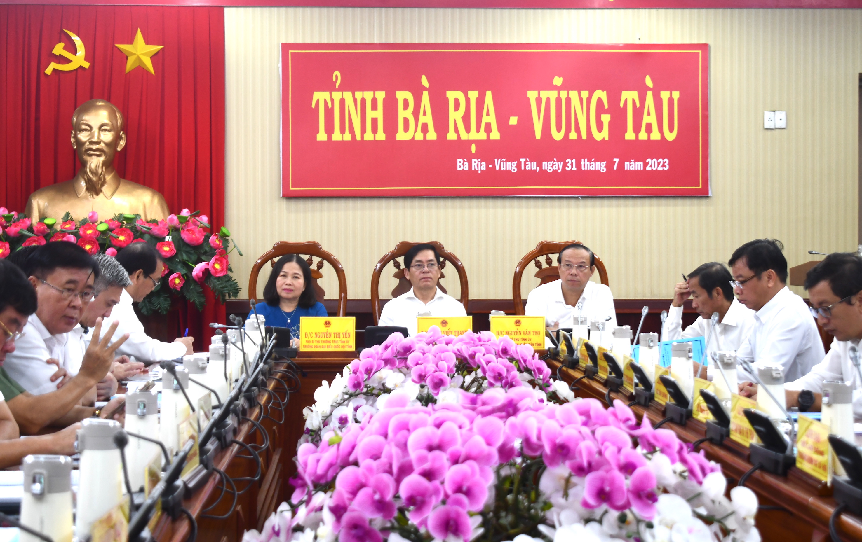 Ông Phạm Viết Thanh, Ủy viên Trung ương Đảng, Bí thư Tỉnh ủy, Chủ tịch HĐND tỉnh; bà Nguyễn Thị Yến, Phó Bí thư Thường trực Tỉnh ủy, Trưởng Đoàn ĐBQH tỉnh; ông Nguyễn Văn Thọ, Chủ tịch UBND tỉnh cùng đại diện lãnh đạo các sở, ban, ngành, địa phương tham dự tại điểm cầu tỉnh Bà Rịa - Vũng Tàu.