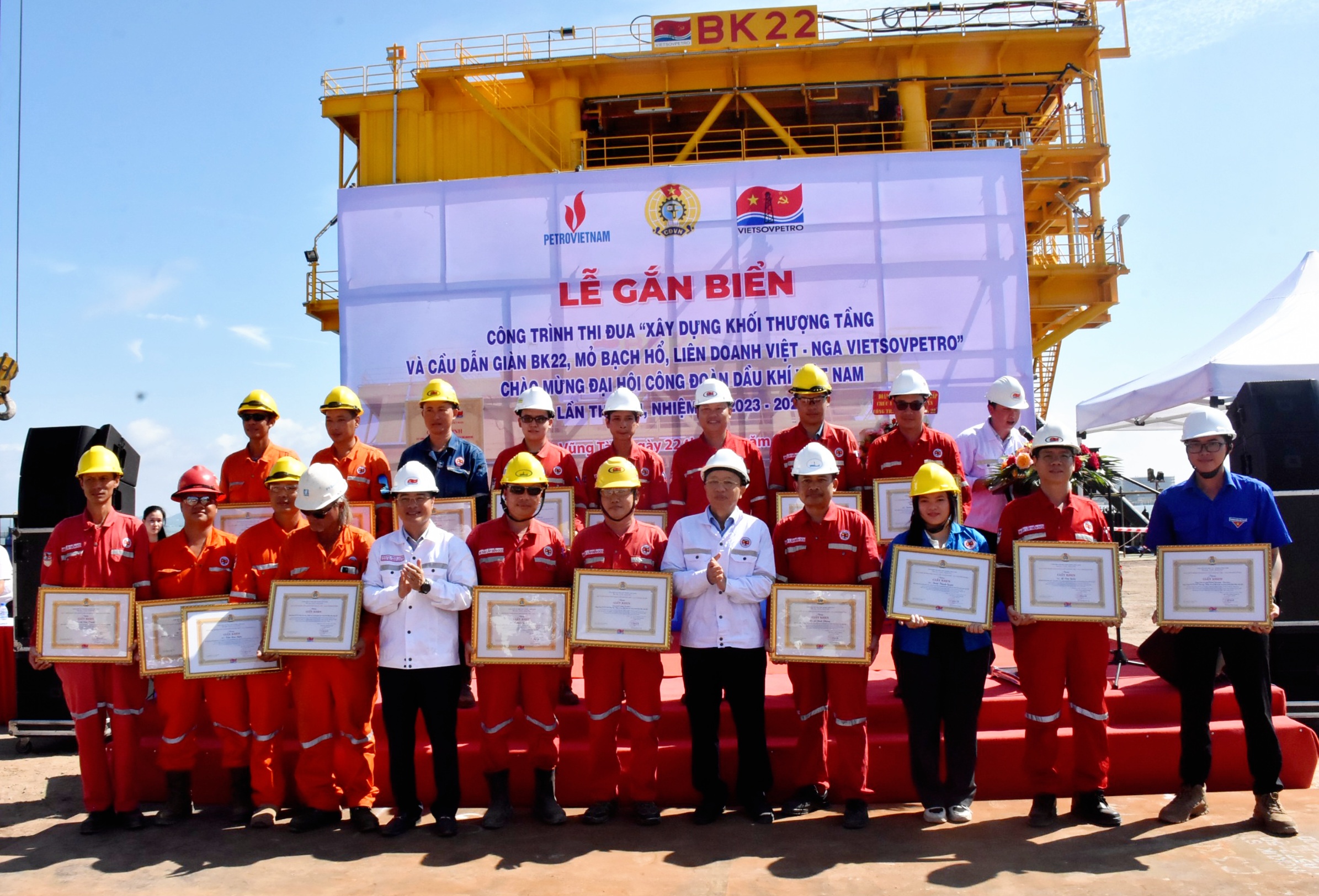 Gắn biển công trình thi đua chào mừng Đại hội Công đoàn Dầu khí Việt Nam