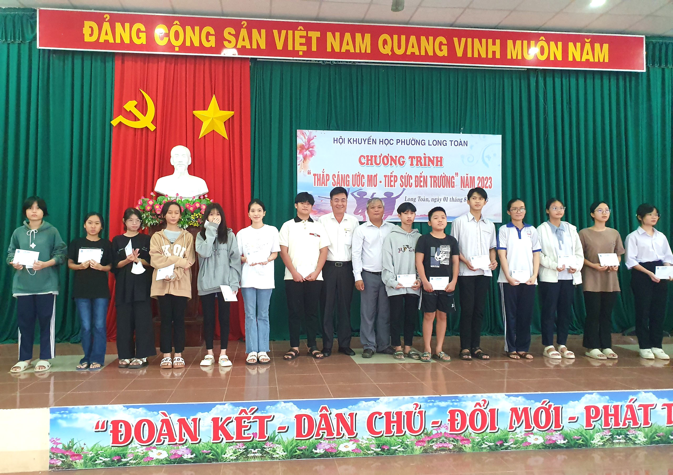 Ông Bùi Văn Cảnh, Phó Bí thư Chi bộ, Trưởng Phòng Hành chính - Trị sự, Báo Bà Rịa Vũng Tàu và lãnh đạo phường Long Tâm trao học bổng cho các em học sinh nghèo.