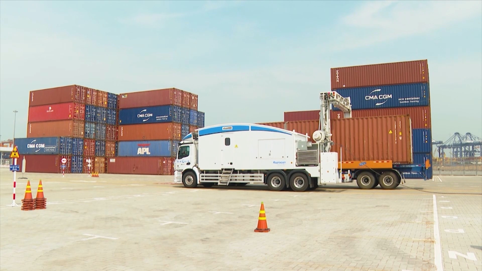 Hoạt động máy soi container tại cảng Cái Mép.