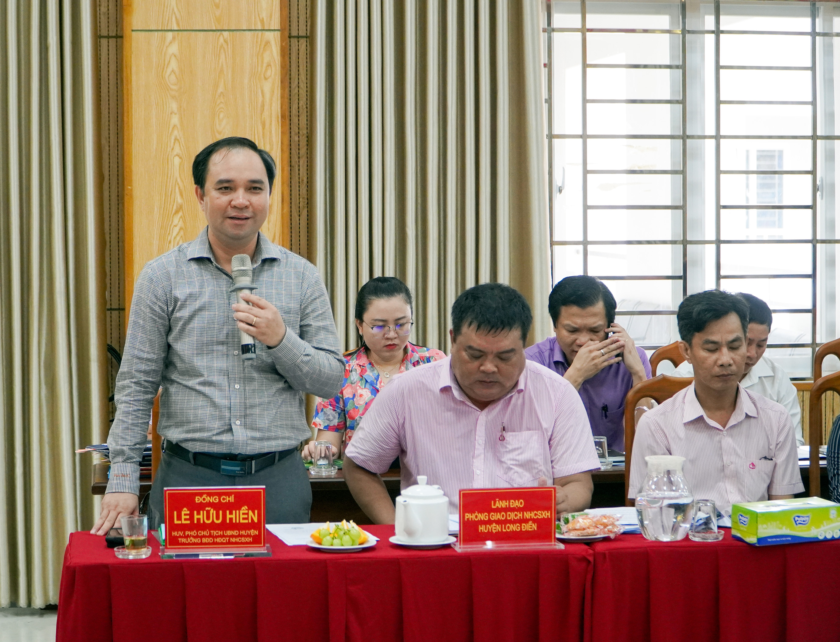 Ông Lê Hữu Hiền, Phó Chủ tịch UBND huyện Long Điền phát biểu về công tác CSXH của địa phương tại buổi làm việc.