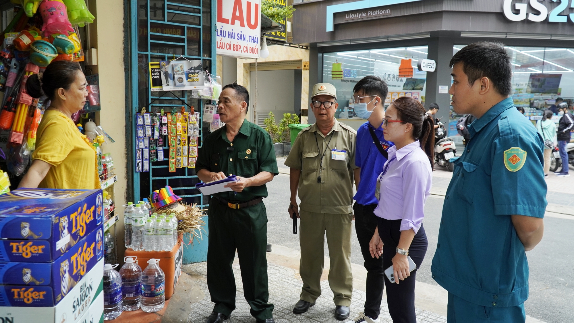 Lực lượng chức năng phường Thắng Tam tuyên truyền cho chủ cơ sở kinh doanh trên tuyến đường Phan Văn Trị ký cam kết không lấn chiếm lòng, lề đường buôn bán kinh doanh