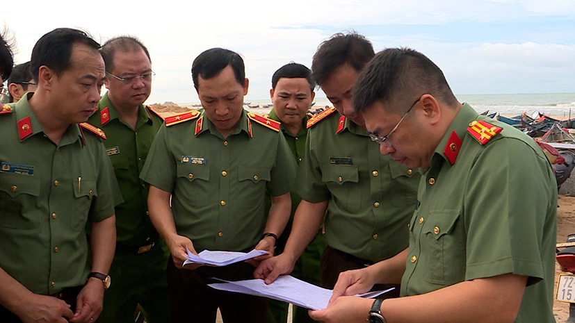 Thiếu tướng Lê Văn Tuyến (thứ 4, từ phải qua), Thứ trưởng Bộ Công an cùng Đoàn công tác khảo sát thực tế vị trí đất an ninh trên địa bàn tỉnh.