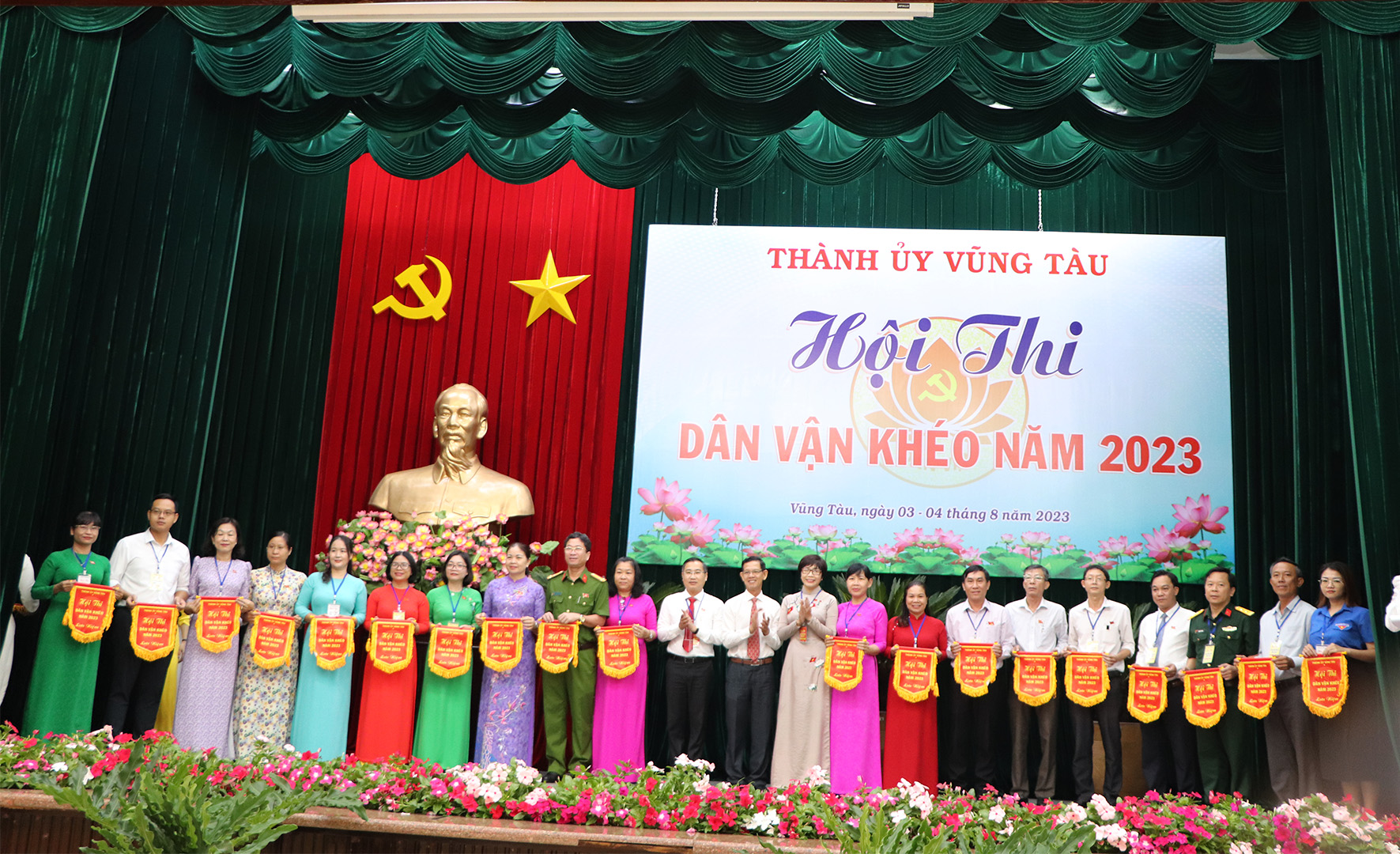 Lãnh đạo Ban Dân vận Tỉnh ủy, Thành ủy Vũng Tàu trao cờ lưu niệm đến các đội thi