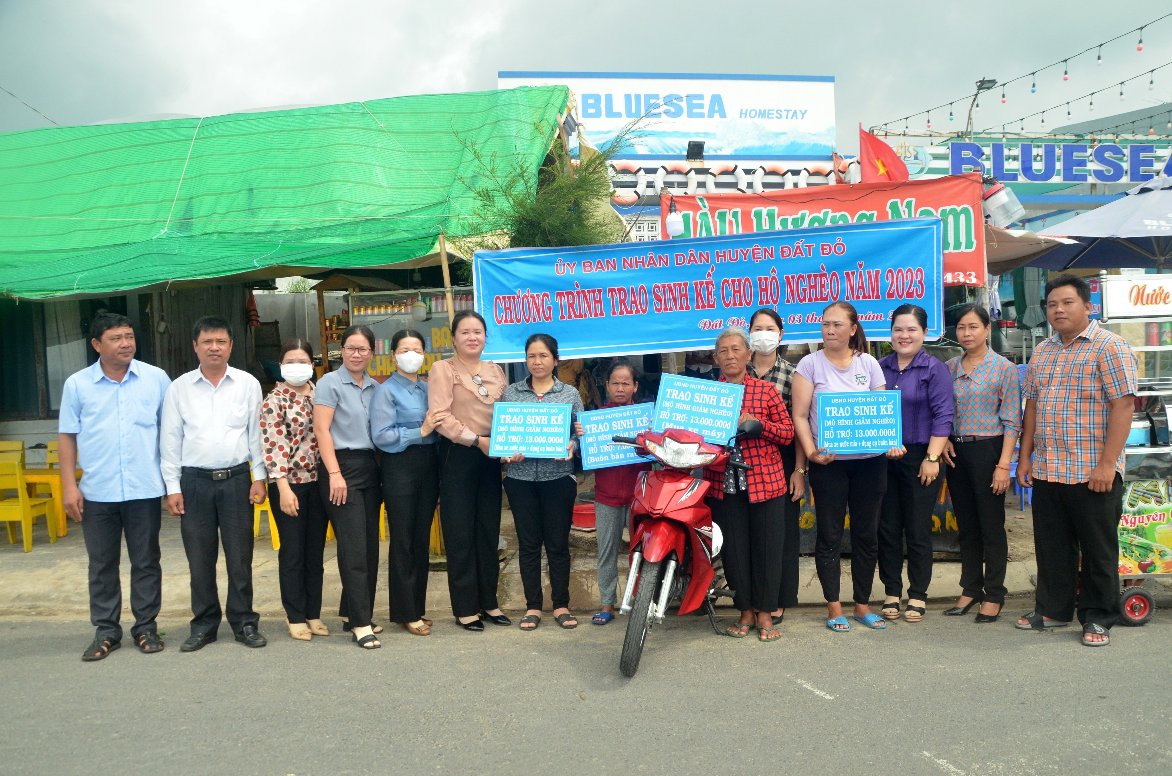 Huyện Đất Đỏ trao sinh kế cho 4 hộ nghèo tại thị trấn Phước Hải, huyện Đất Đỏ.
