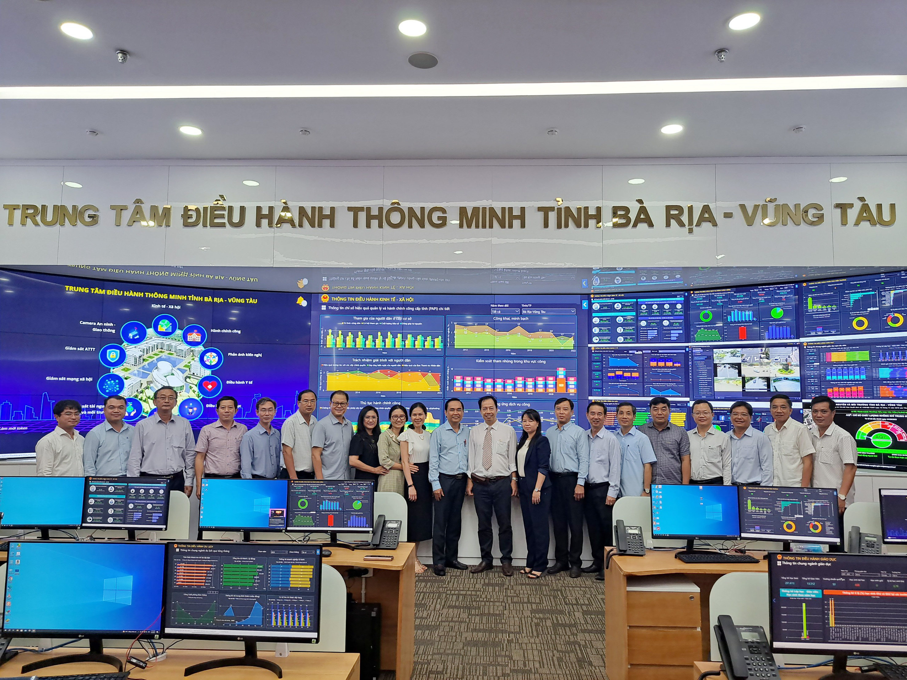 PGS. TS Phạm Văn Hải và các học viên lớp bồi dưỡng tham quan Trung tâm điều hành thông minh IOC tỉnh.