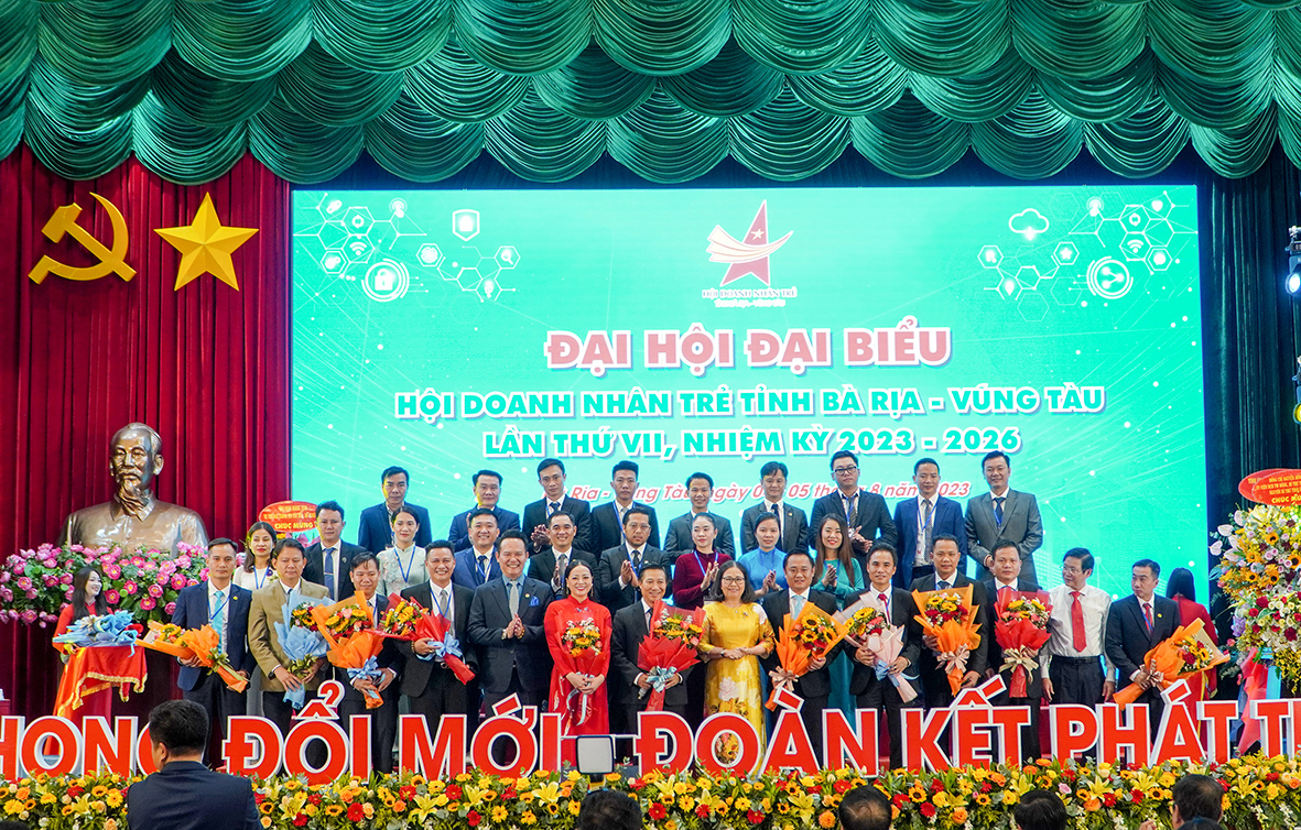 Lãnh đạo Hội DNT Việt Nam, lãnh đạo tỉnh tặng hoa chúc mừng các Ủy viên Hội DNT tỉnh nhiệm kỳ 2023-2026.