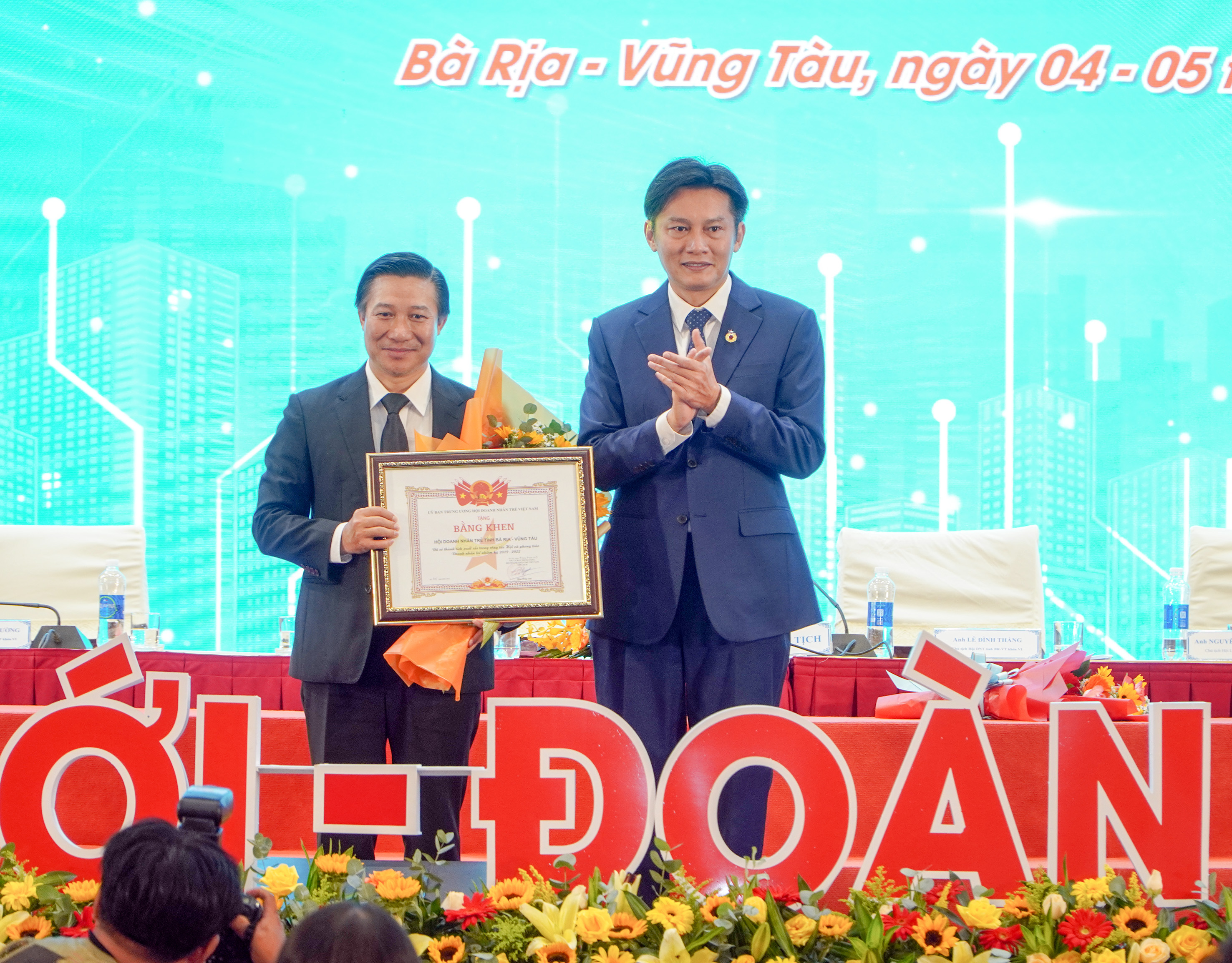 Lãnh đạo Hội DNT Việt Nam tặng Bằng khen cho tập thể Hội DNT tỉnh Bà Rịa-Vũng Tàu. 