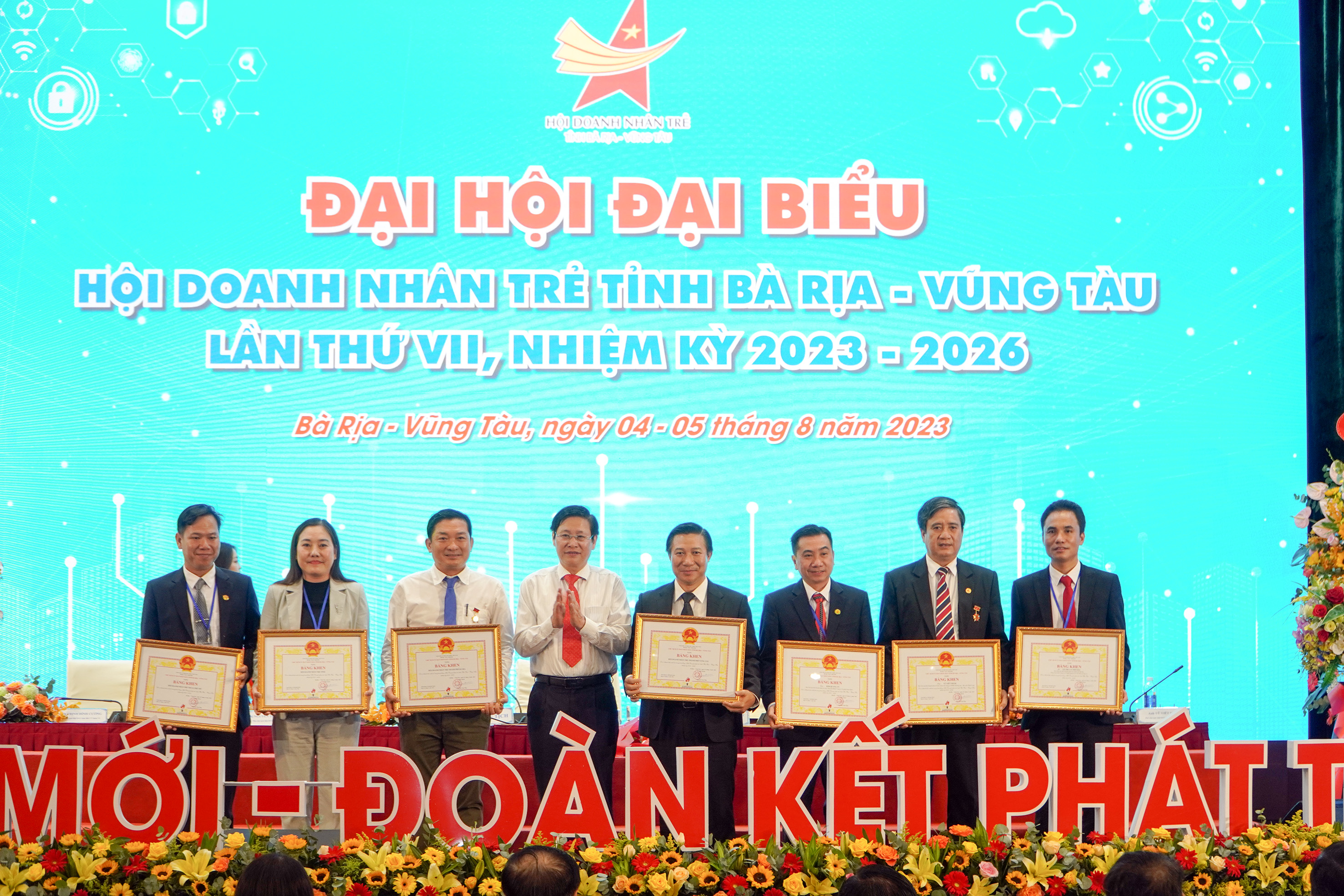 Ông Lê Ngọc Khánh, Phó Chủ tịch UBND tỉnh tặng Bằng khen của UBND tỉnh cho cá nhân có thành tích xuất sắc trong nhiệm kỳ 2019-2022.