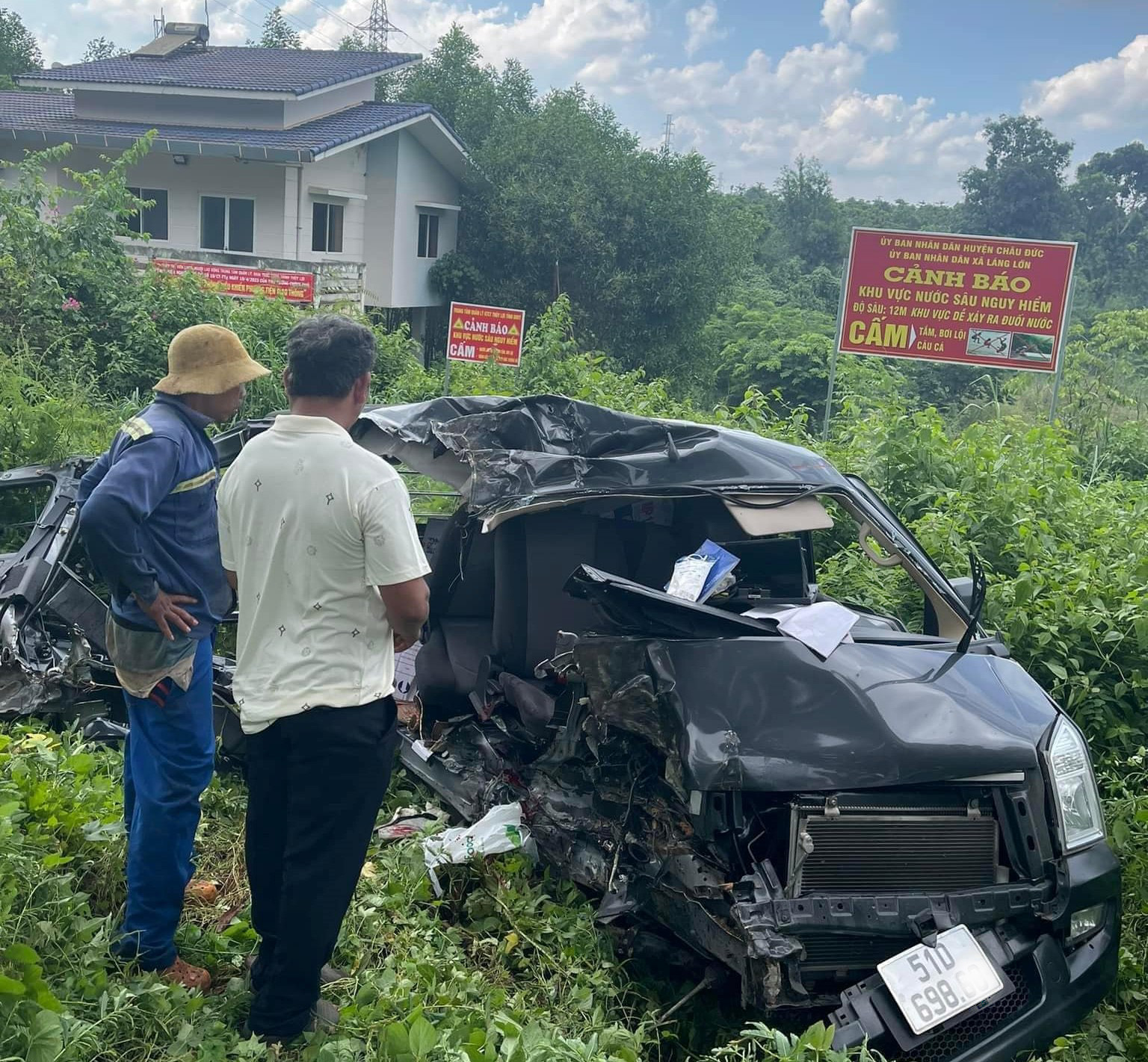 Sau cú tông mạnh, chiếc xế hộp biến dạng hoàn toàn. Ảnh: CTV