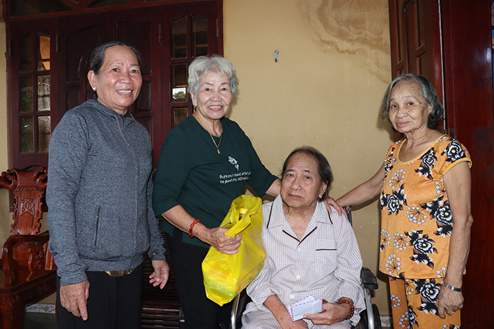 Bà Trương Thị Cửu, Chủ tịch Hội Nạn nhân chất độc da cam/dioxin và Bảo trợ xã hội huyện Đất Đỏ tặng quà ông Hồ Việt Hà.