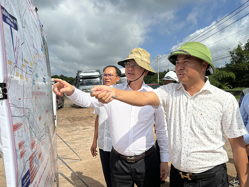 Liên danh nhà thầu dự án đường cao tốc Biên Hòa-Vũng Tàu trình bày với Phó Chủ tịch UBND tỉnh Nguyễn Công Vinh về tiến độ thực hiện dự án.