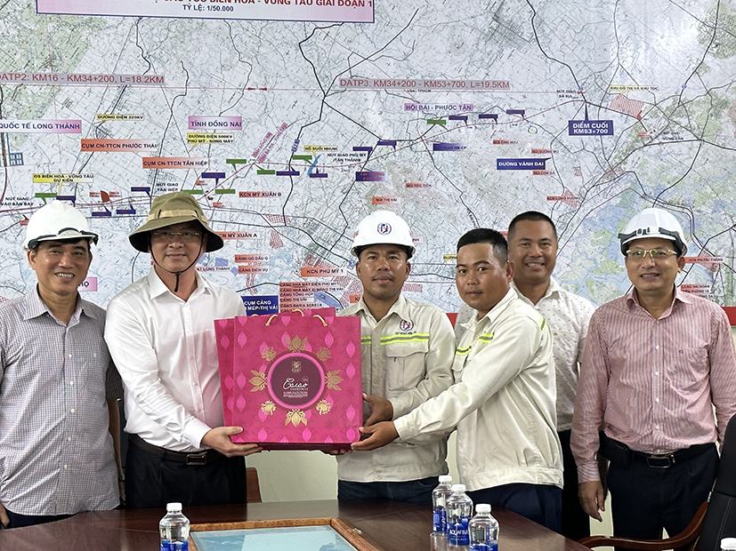 Phó Chủ tịch UBND tỉnh Nguyễn Công Vinh tặng quà động viên các đơn vị thi công.