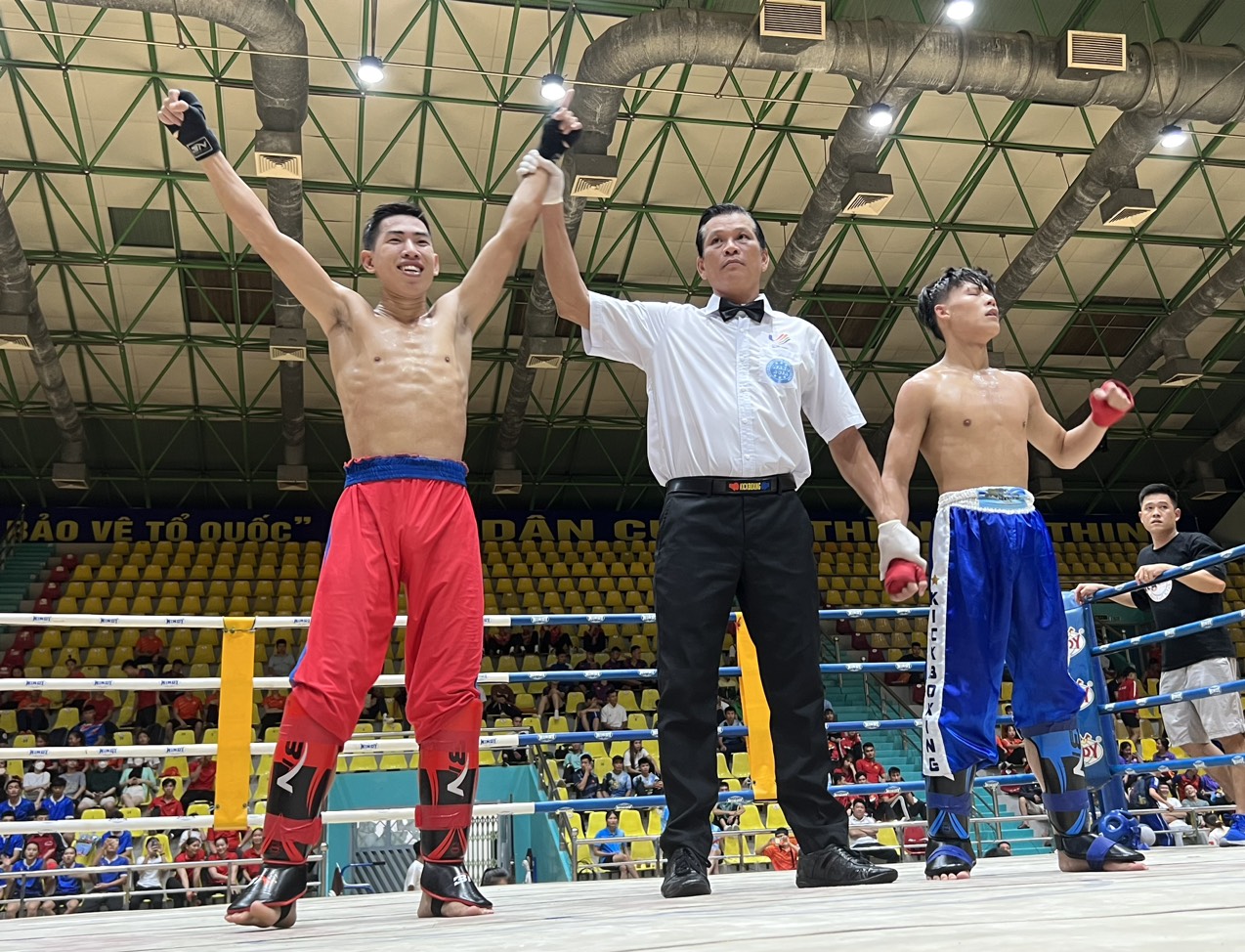 Võ sỹ Lê Chí Thanh (Đồng Nai) giành chiến thắng ở hạng cân 51 kg trước võ sỹ Nông Quốc Hưng (Cao Bằng).