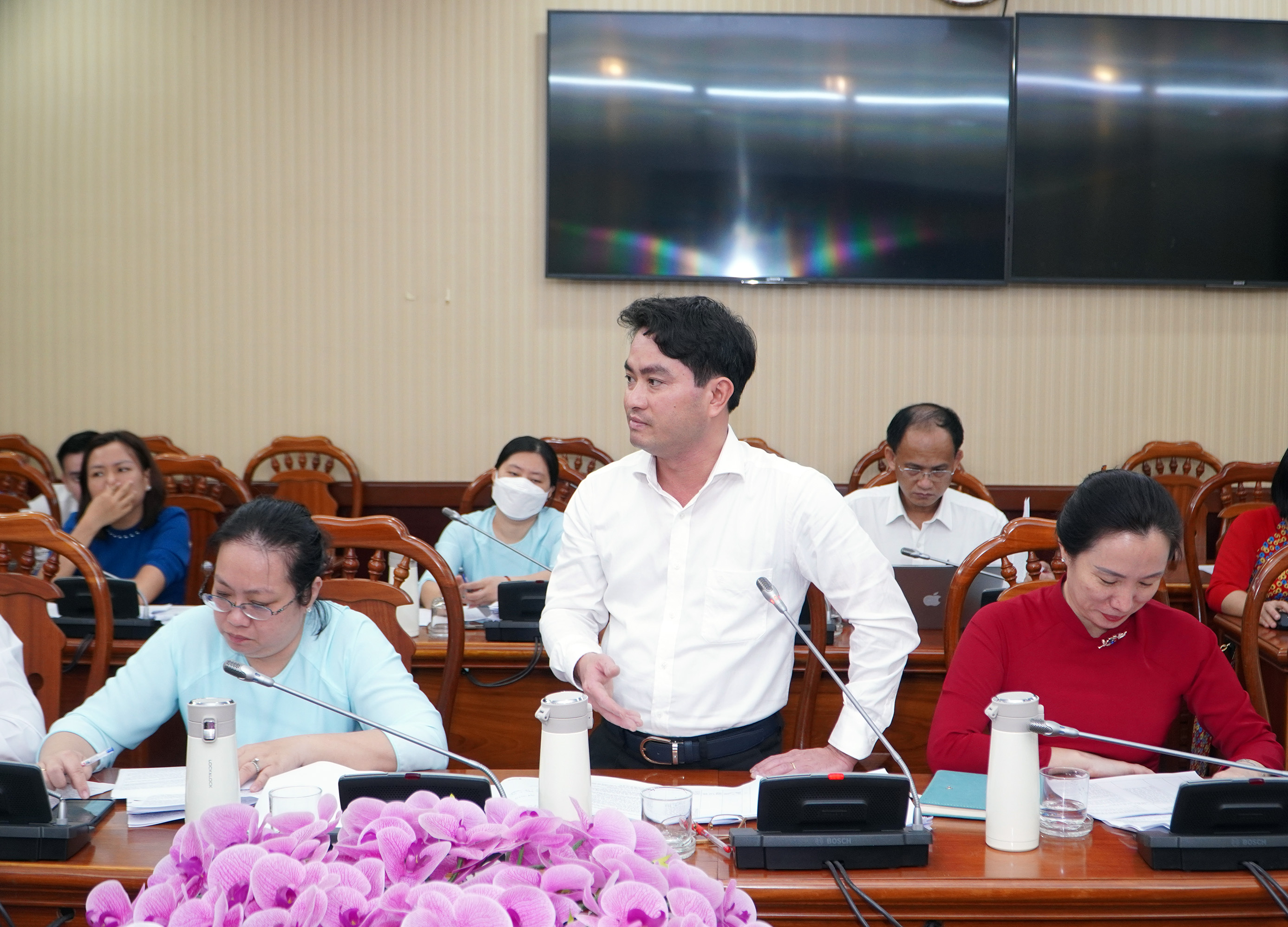 Ông Lê Anh Tú, Phó Giám đốc Sở TN-MT làm rõ một số kiến nghị liên quan đến ngành tại cuộc họp.