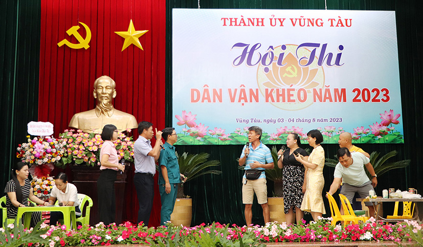 Tiểu phẩm “Khổ vì loa kẹo kéo” của Đội phường Thắng Tam tái hiện hình ảnh du khách sử dụng loa kẹo kéo tại khu dân cư.