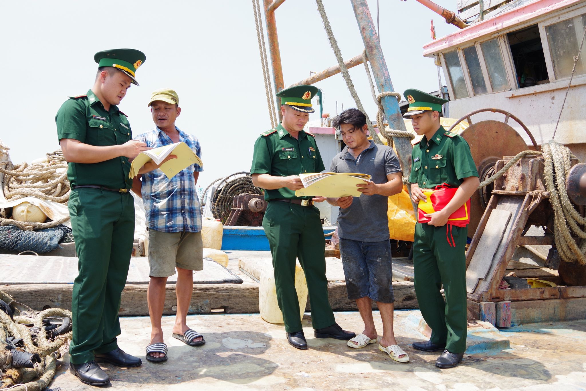 Bộ đội Biên phòng tỉnh tuyên truyền pháp luật cho ngư dân.