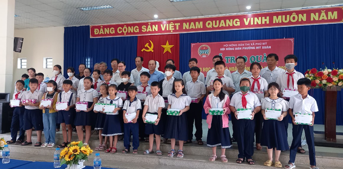 Hội Nông dân phường Mỹ Xuân, TX. Phú Mỹ tặng quà cho các em học sinh có hoàn cảnh khó khăn