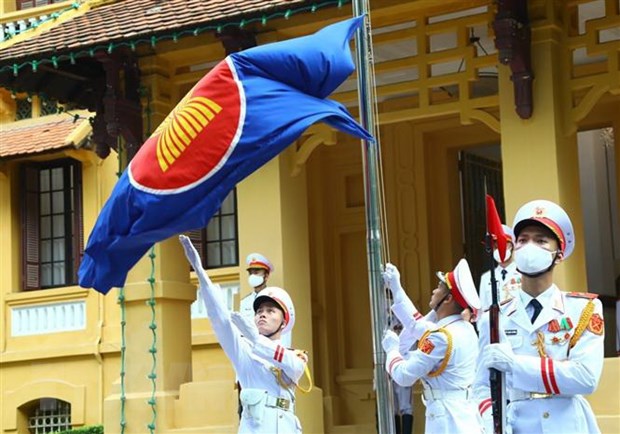 Lực lượng tiêu binh thực hiện nghi thức thượng cờ ASEAN. (Ảnh: Văn Điệp/TTXVN)