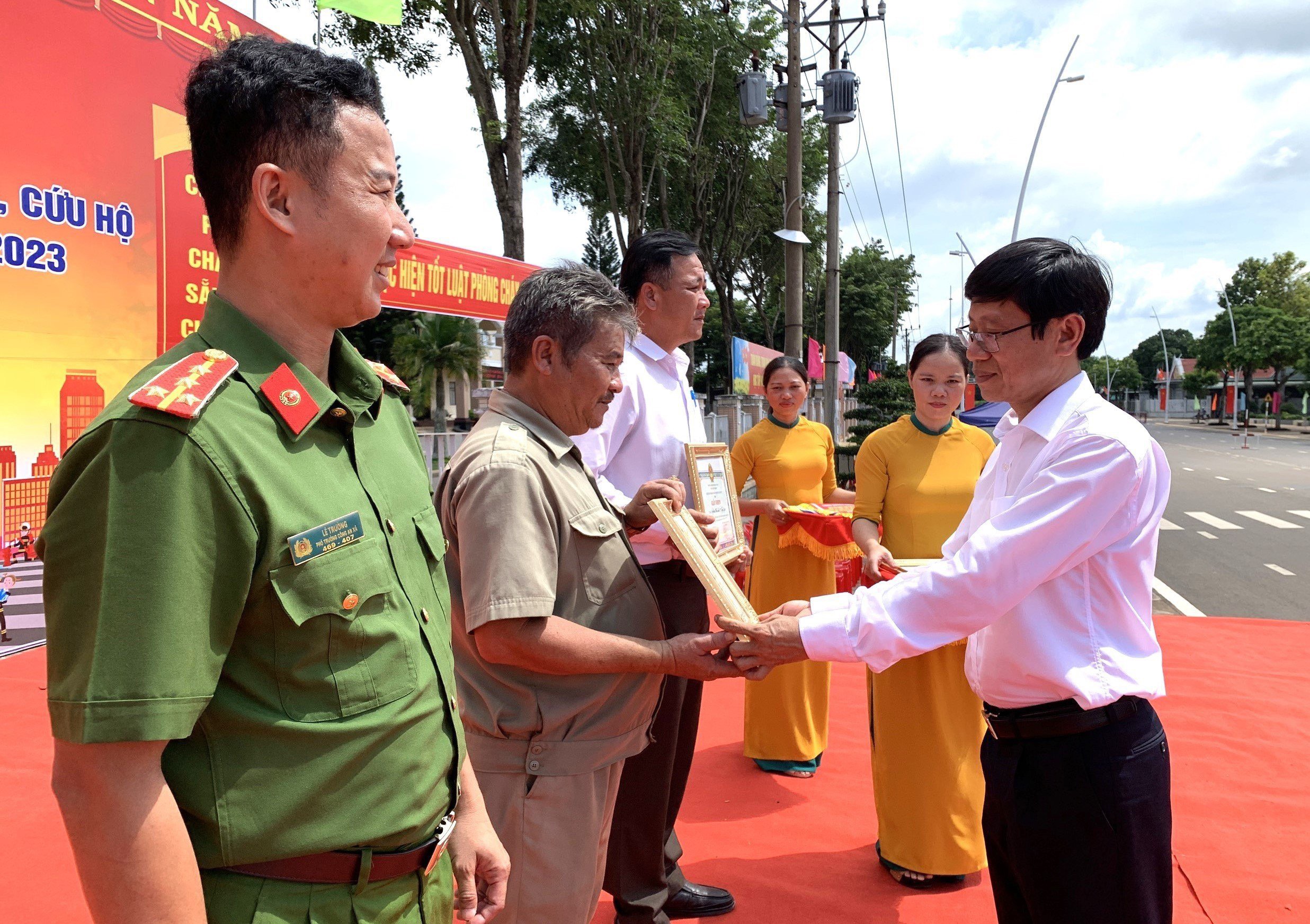 Ông Nguyễn Đức Tân, Phó Chủ tịch UBND huyện Châu Đức trao giải nội dung tuyên truyền cho các đơn vị.