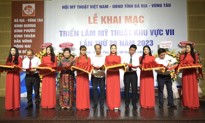 Các đại biểu cắt băng khai mạc Triển lãm Mỹ thuật Đông Nam Bộ lần thứ 28.