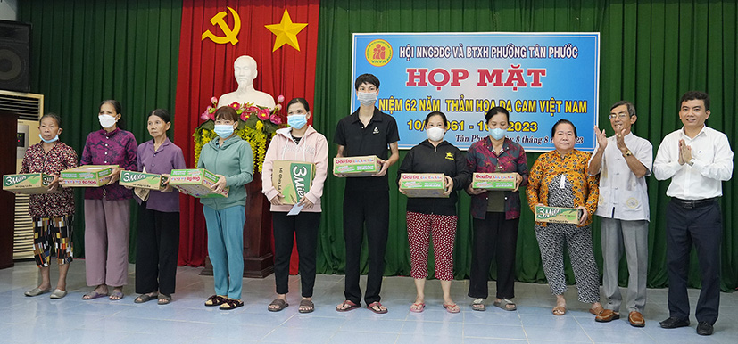 Lãnh đạo Hội Nạn nhân chất độc da cam/dioxin và Bảo trợ xã hội phường Tân Phước cùng nhà hảo tâm trao quà cho các gia đình là nạn nhân chất độc da cam.