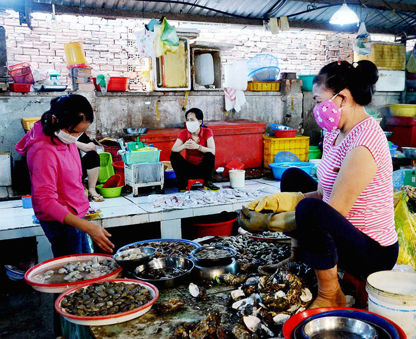 Người dân mua thực phẩm tại chợ Vũng Tàu, TP. Vũng Tàu.