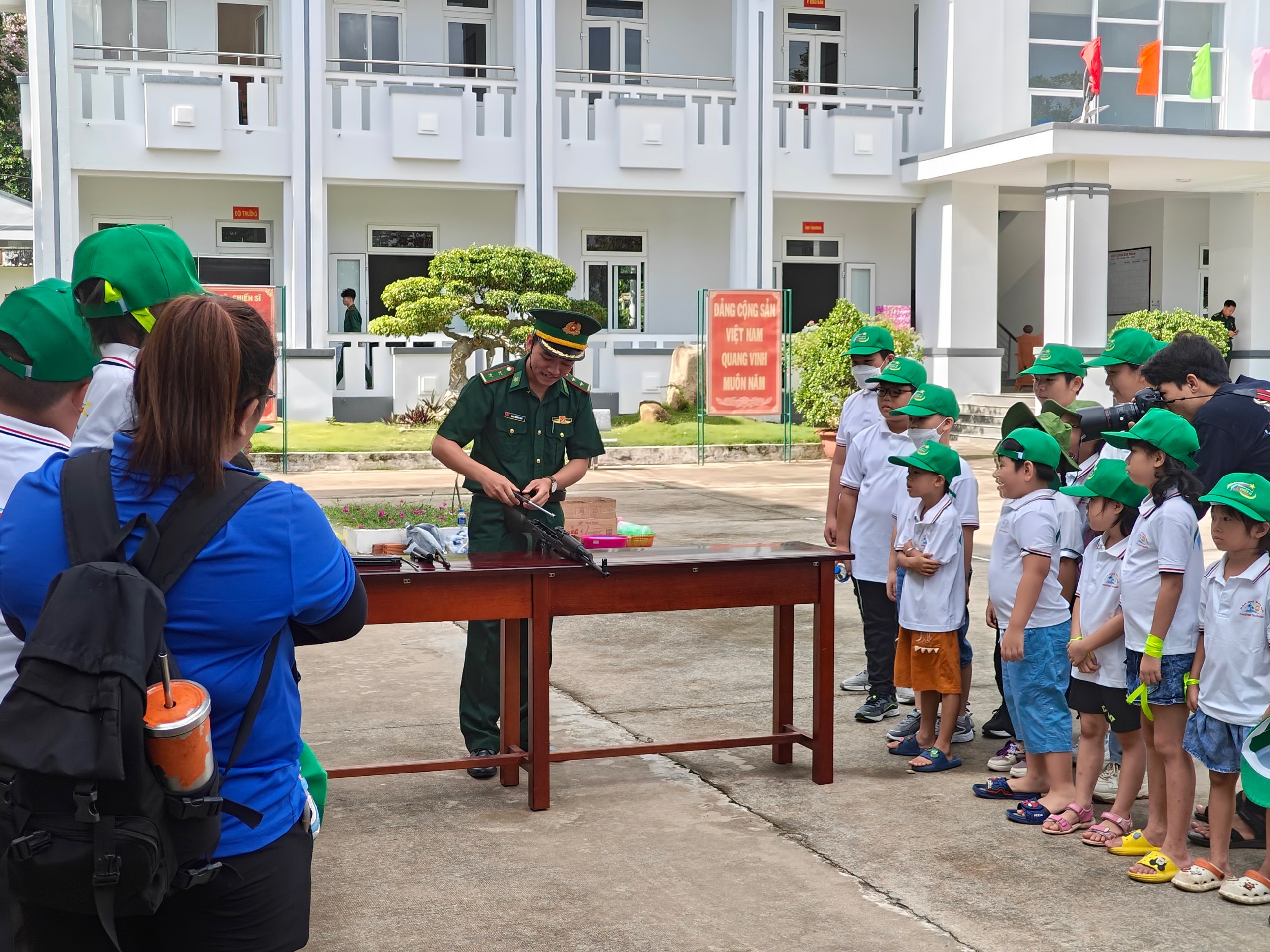 Các chiến sĩ Đồn Biên phòng Long Sơn (xã Long Sơn, TP.Vũng Tàu) giới thiệu súng AK cho các em thiếu nhi