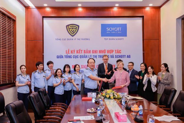 Đại diện Tổng cục Quản lý thị trường và SCHOTT AG ký Biên bản ghi nhớ, đẩy mạnh hợp tác phòng chống hàng giả đối với các thương hiệu của SCHOTT AG tại Việt Nam. 