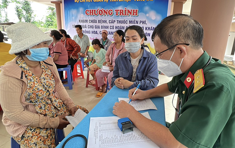 Bác sĩ Quân y Bộ CHQS tỉnh khám bệnh cho người nghèo xã Bình Trung, huyện Châu Đức.