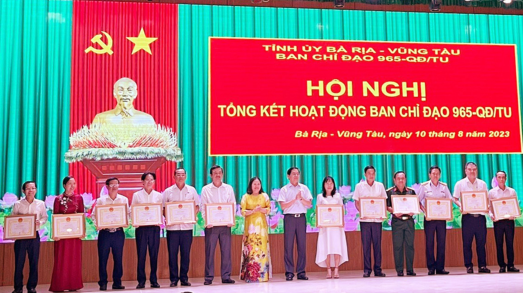 Ông Phạm Viết Thanh, Ủy viên Trung ương Đảng, Bí thư Tỉnh ủy, Chủ tịch HĐND tỉnh và bà Nguyễn Thị Yến, Phó Bí thư Thường trực Tỉnh ủy, Trưởng Đoàn ĐBQH tỉnh, Trưởng Ban Chỉ đạo 965 trao Bằng khen của UBND tỉnh cho các tập thể có thành tích xuất sắc trong tổ chức các hoạt động kỷ niệm 76 năm Ngày Thương binh - Liệt sĩ tại huyện Côn Đảo.