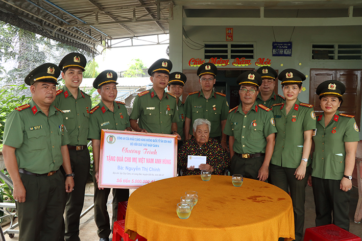 Cán bộ, chiến sĩ Công an Cửa khẩu Cảng Hàng không Quốc tế Tân Sơn Nhất đến thăm và tặng quà Mẹ Việt Nam Anh hùng Nguyễn Thị Chính.