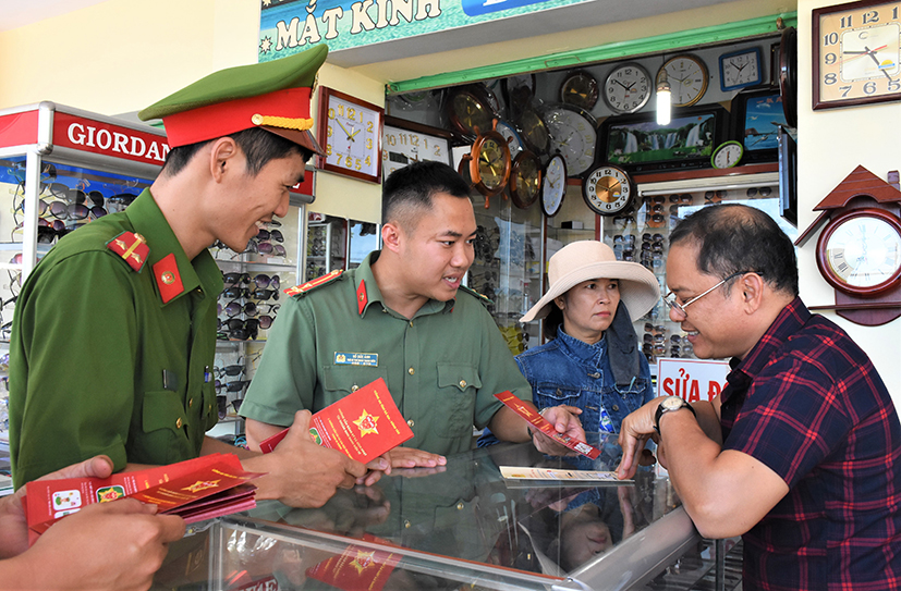 Lực lượng Đoàn thanh niên Công an tỉnh hướng dẫn tiểu thương tại chợ Ngãi Giao (huyện Châu Đức) cài đặt ứng dụng mã định danh điện tử VNeID.