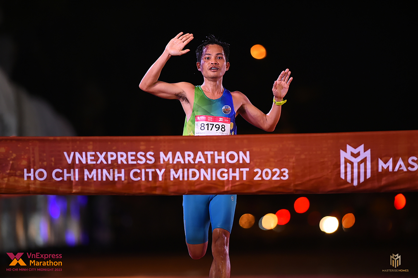 Nguyễn Đăng Khoa cán đích đầu tiên cự ly 21km tại giải chạy đêm VNExpress Marathon Ho Chi Minh City Midnight 2023. (Ảnh do nhân vật cung cấp)