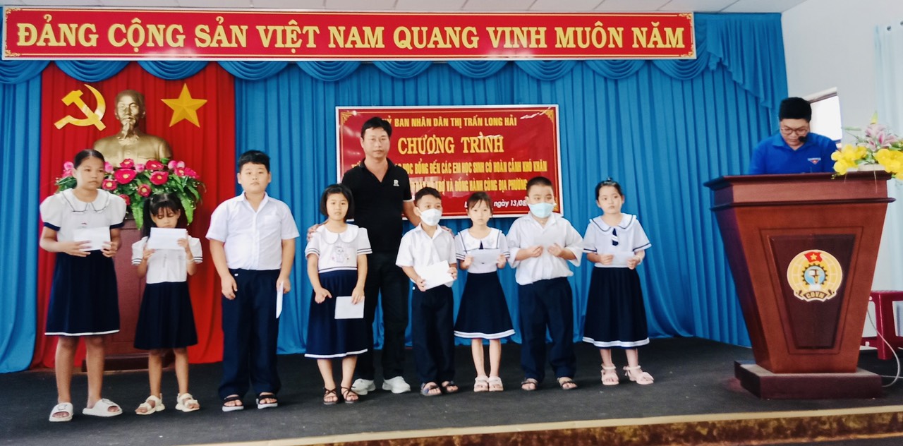 Cựu học sinh lớp 9A3, niên khóa 1997-1998, trường THCS Phạm Hồng Thái, TT. Long Hải trao học bổng cho HS