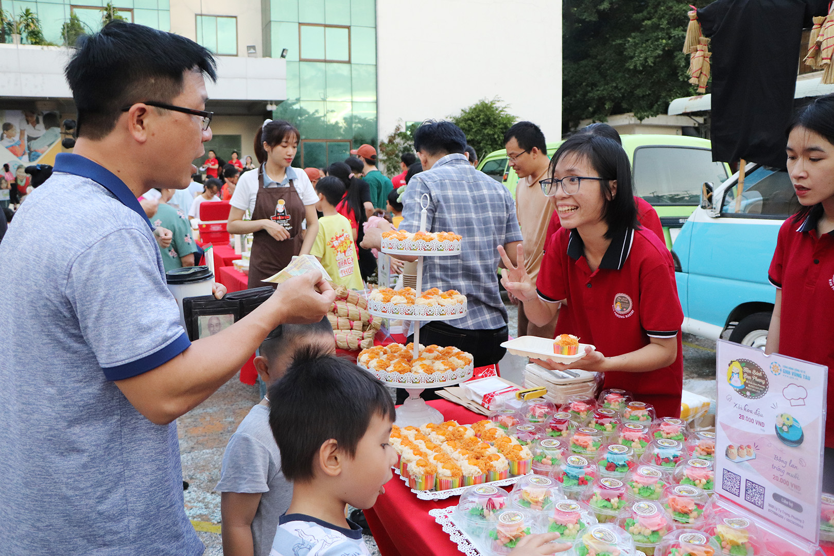 Người dân mua, thưởng thức bánh ngọt tại 1 gian hàng ở Hội chợ.