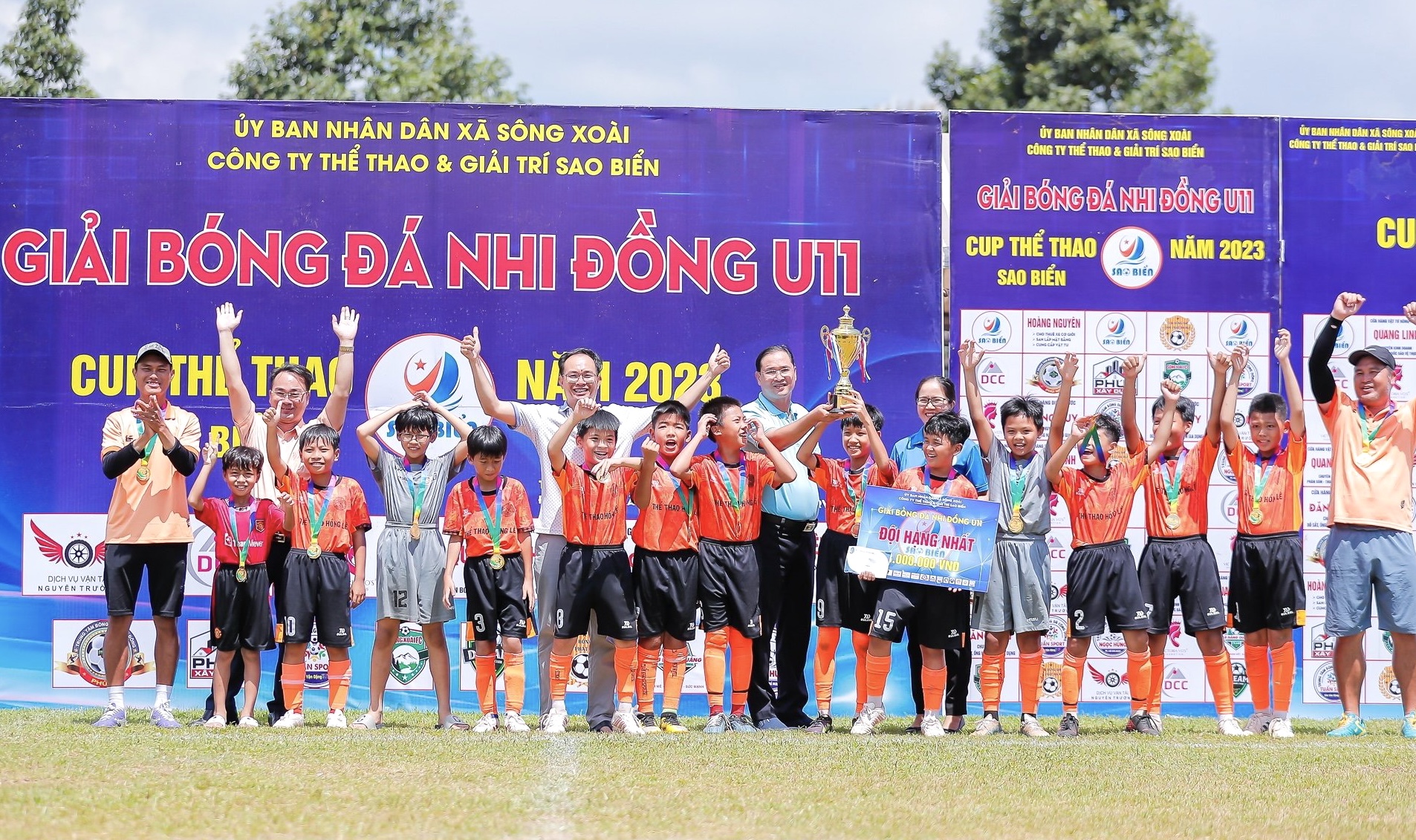 Ban tổ chức trao chức vô địch cho Trung tâm Bóng đá Cộng đồng Phú Mỹ.