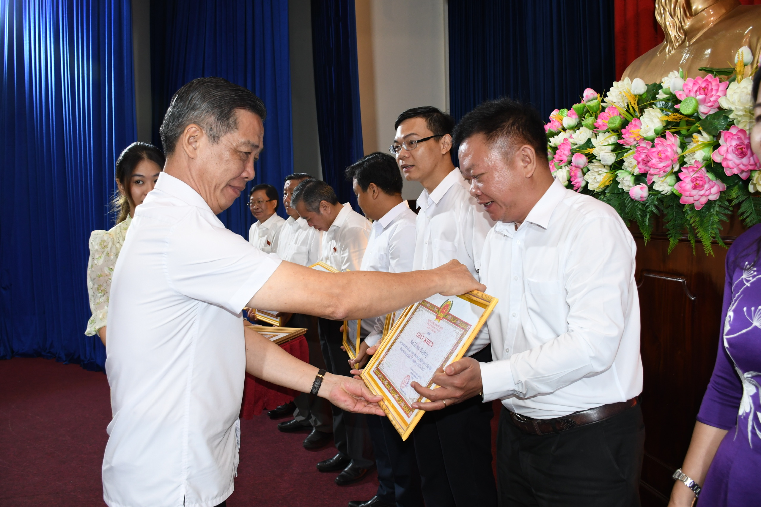 Ông Lưu Tài Đoàn, Trưởng ban Tổ chức Tỉnh ủy trao giấy khen cho các tập thể có thành tích xuất sắc trong thực hiện Nghị quyết Đại hội Đảng bộ huyện lần thứ VI, nhiệm kỳ 2020 - 2025