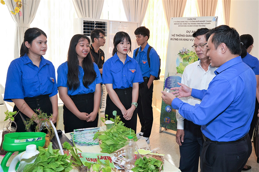 Nhóm thí sinh Trường THPT Nguyễn Du (huyện Châu Đức) giới thiệu các sản phẩm từ ý tưởng dự án “Ứng dụng thực hành sinh học vào môi trường học đường” cho các thành viên Ban giám khảo tại vòng chung kết cuộc thi.