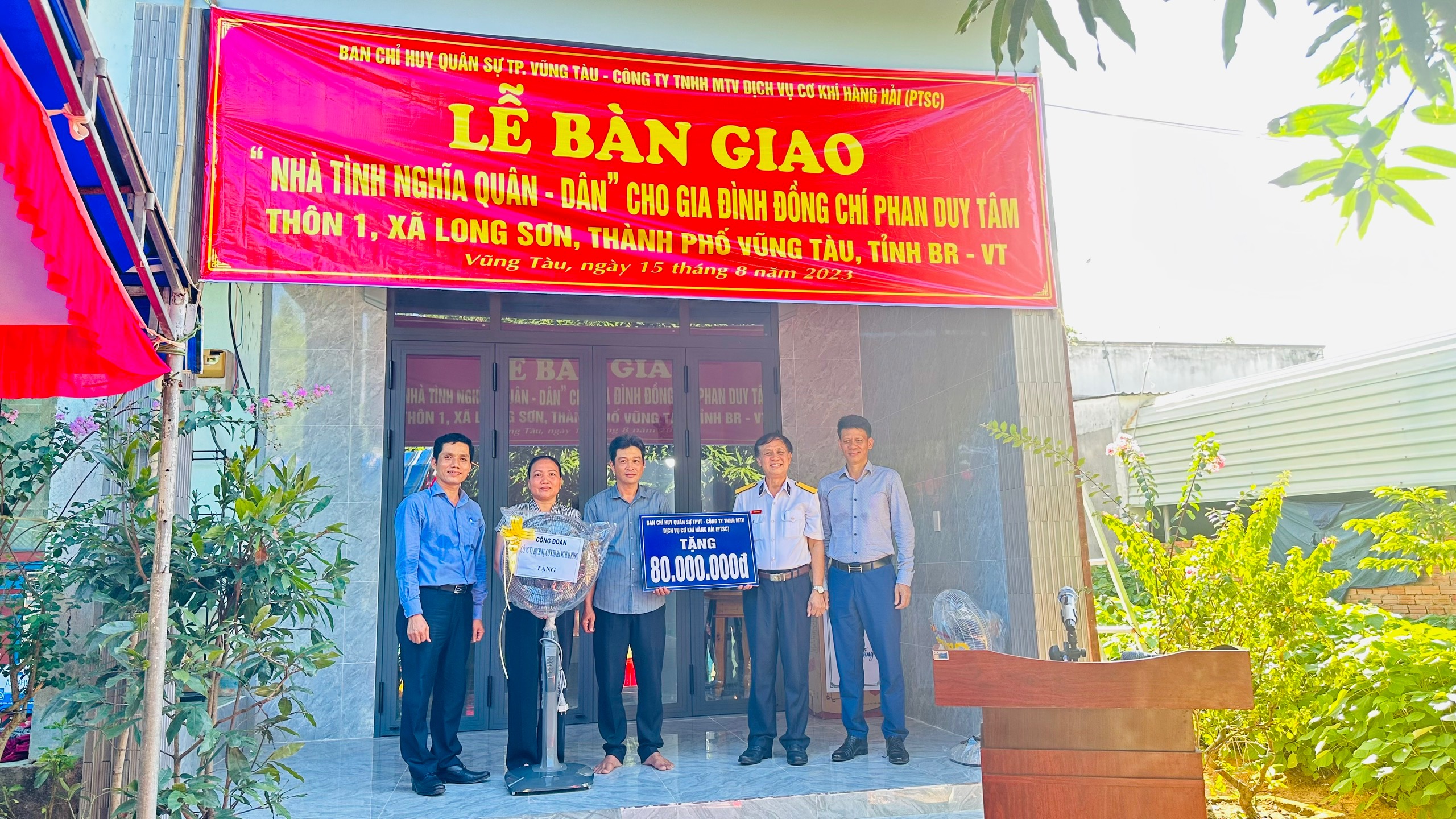 Đại diện nhà tài trợ trao quà cho gia đình ông Phan Duy Tâm.