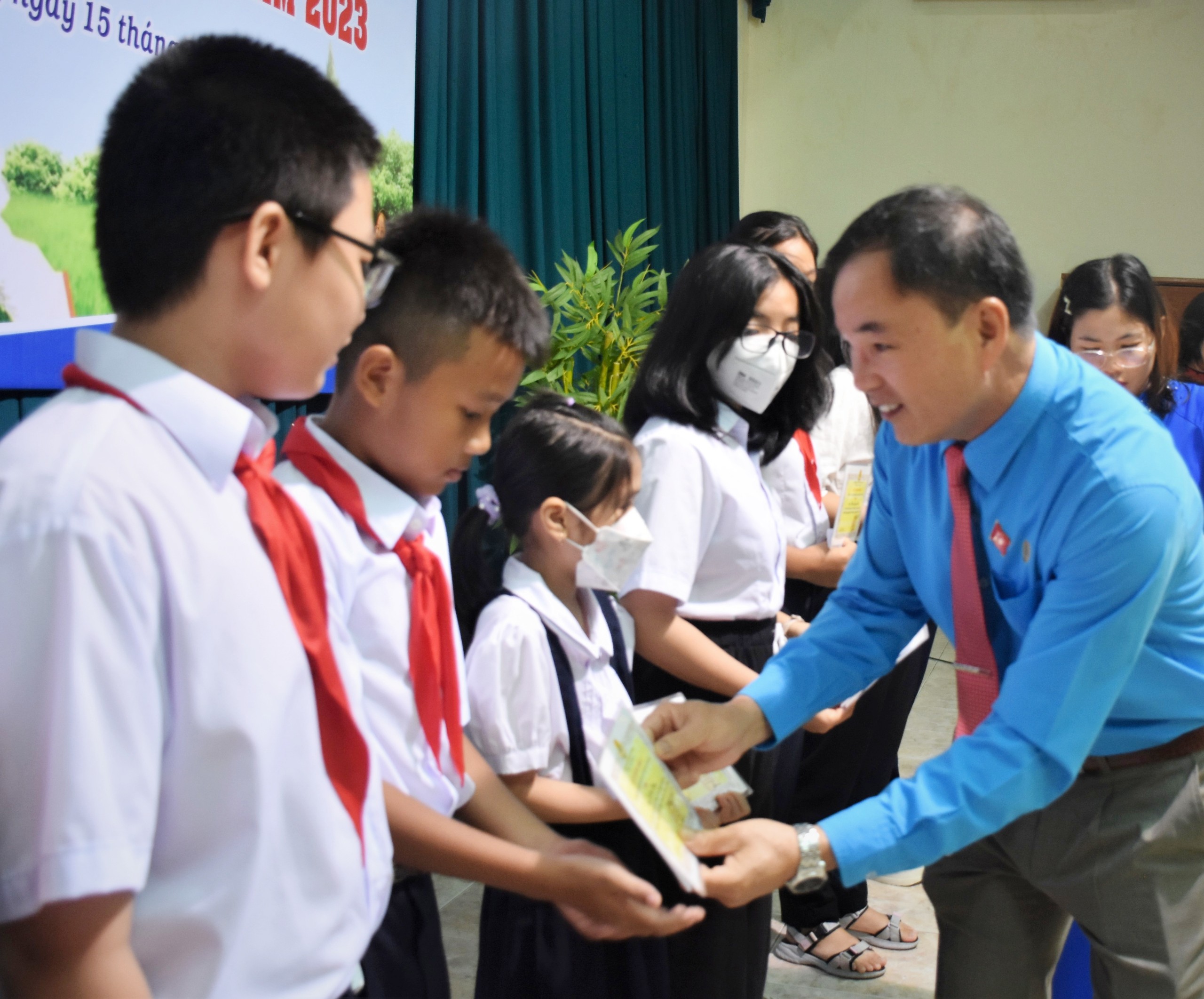 Ông Nguyễn Đức Ý, Chủ tịch LĐLĐ TP.Vũng Tàu trao học bổng cho các em học sinh.